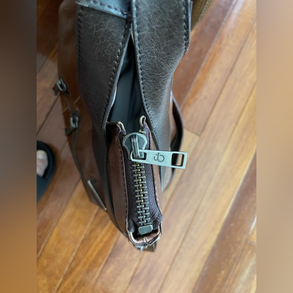 Matt and Nat - Very nice bag. Holds a lot! Some wear to the handles. - Picture 2 of 12